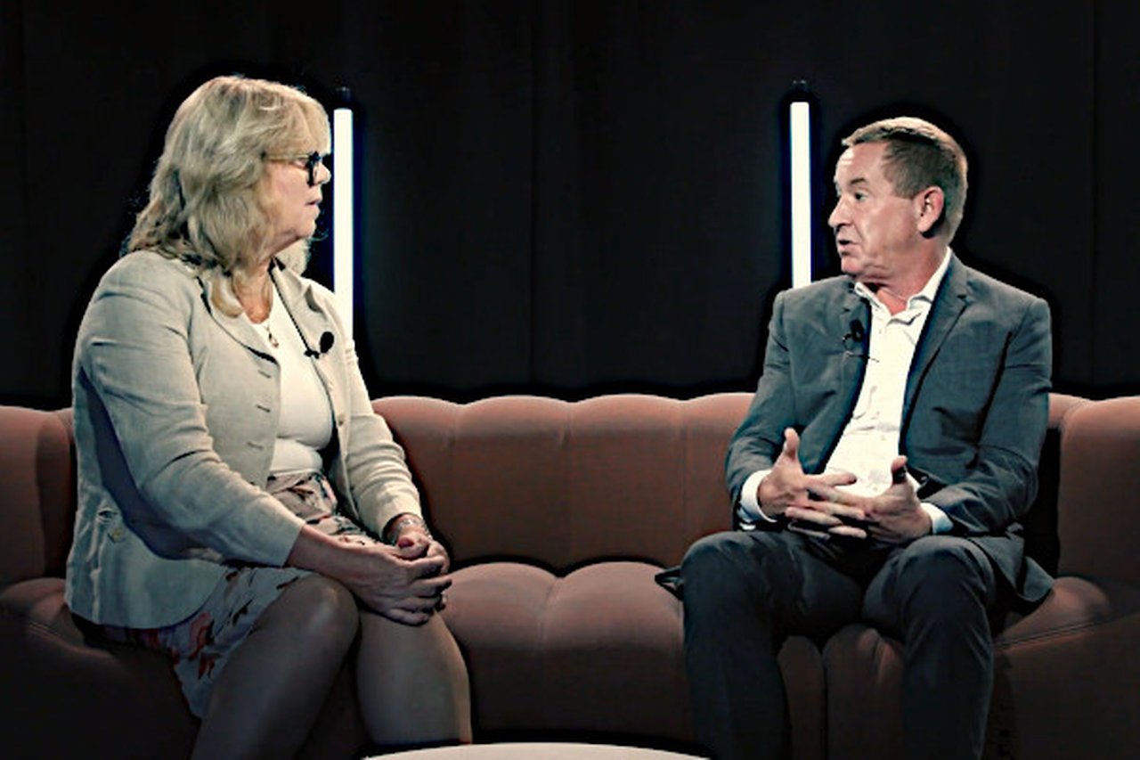 Clarissa Dann an David Lynne discussing on a couch