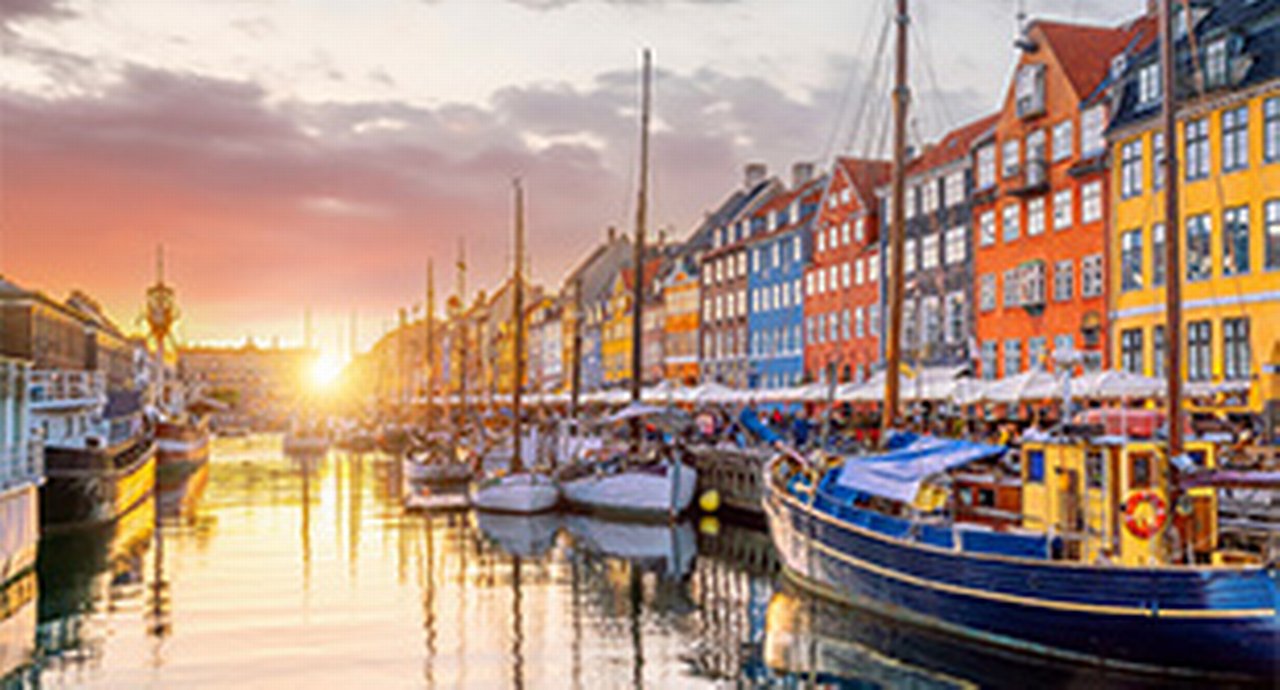 Scenic Koppenhagen waterway with colorful buildings