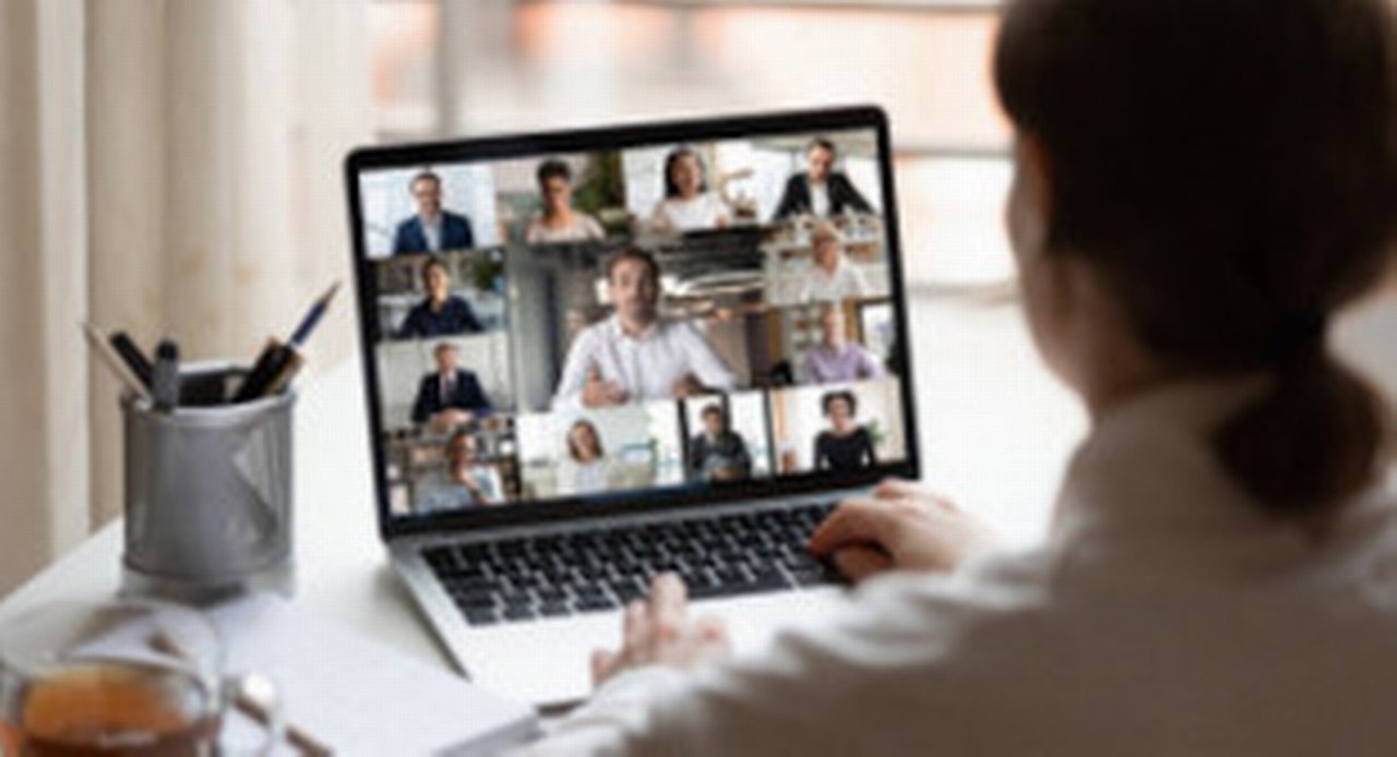 webinar ai  - woman with laptop